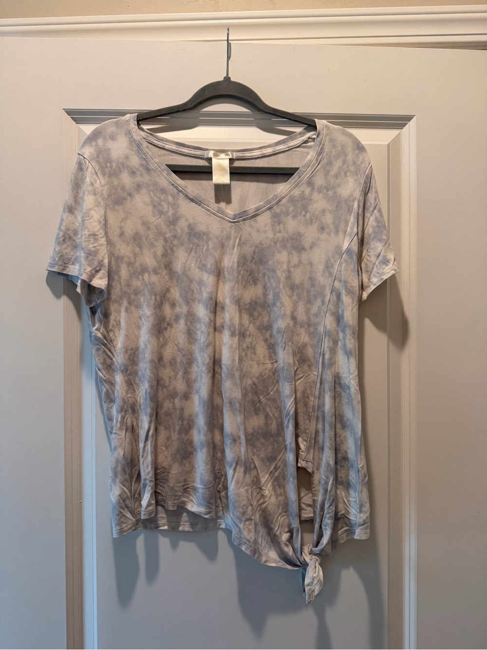 Matty M Gray Tie-Dye V-Neck Short Sleeve Top with Side Knot
